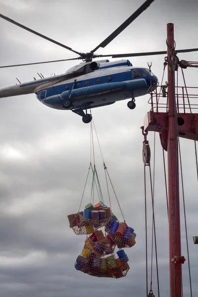 Rozładunek Statku Wyprawowego Helikopterem Helikopter Transportorul Bębnach Zawieszenia Operacja Obciążenia — Zdjęcie stockowe