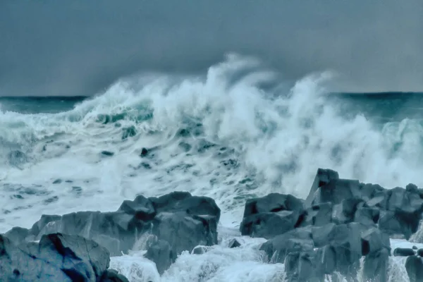 Turbulente Wellen Des Pazifischen Ozeans Und Zerklüftete Schönheit Der Basaltfelsen — Stockfoto