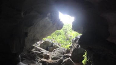 Mağara girişinin gün ışığına çıkışı.