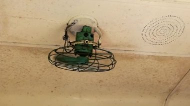 modası geçmiş elektrikli vantilatör döner