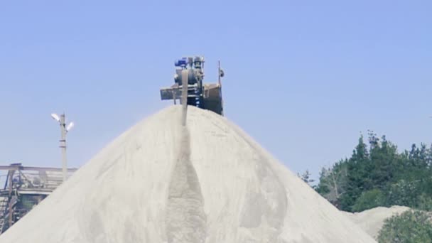 Maquinaria de trituración, trituradora de roca tipo cono, transporte de piedra de grava de granito triturado en cantera minería a cielo abierto. — Vídeos de Stock