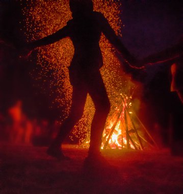 Geceleri büyük bir yangın ve etraftaki genç insanlar. Pagan Walpurgis festivali: şenlik ateşi, çılgınca dans etmek, iblisler, cadılar. Halk festivali, popüler tatil. Alman efsaneleri, St. Walburgas, Satanizm, Şeytan
