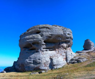 Taş sütunlar vadi ve köy üzerinde lav katmanları oluşturur. Kırım