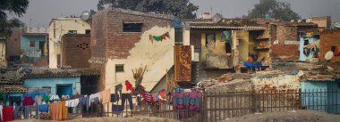 Hindistan, Delhi - 28 Aralık 2015: Çok zengin olmayan Hintlilerin tipik barınma yerleri, köy ve kasabaların karışımı, Megapolis Delhi (kenar mahalleler))