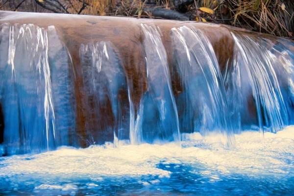 Гарний Маленький Водоспад Типу Катаракти Осінь Плаваючого Жовтого Листя — стокове фото