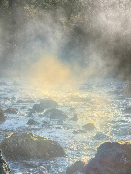 Гарний Ранковий Туман Лабіринт Спрей Порогах Гірської Річки Промінь Ранкового — стокове фото