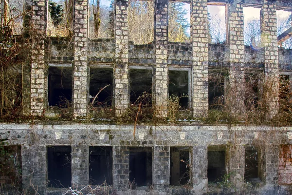 Edifício Abandonado Vários Andares Casa Residencial Fortemente Danificada — Fotografia de Stock