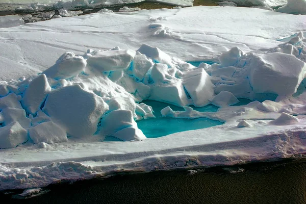 伟大的北极 从多年生蓝冰 古晶石英冰 中分离出来的托罗斯 前往北极的途中 北纬88度 — 图库照片
