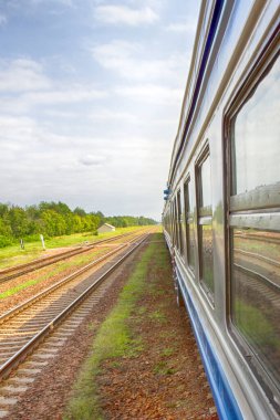 Rusya 'da her zamanki ulaşım şekli. Elektrikli trenler (banliyö rayları) yolcuları kısa mesafeler taşır. Pencereden fotoğraf, perspektif arabalar
