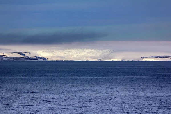 イギリス海峡沿いの島々 出口氷河 雪原と岩の露頭 フランツ ヨーゼフ島 — ストック写真