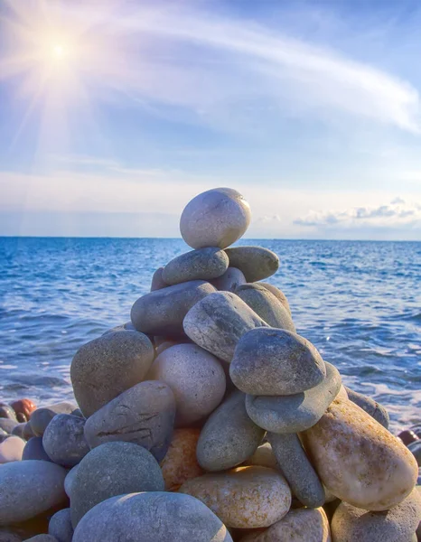 Rozrywka Dla Plażowiczów Cairn Stożek Składa Się Kamieni Wybrzeżu Falami — Zdjęcie stockowe