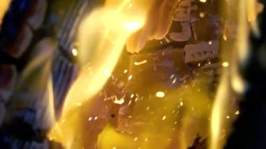 Alevler ve kıvılcımlarla kaplanmış fırın kömürleri