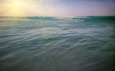 Yüzeyde küçük bir kargaşa Tropikal güneş