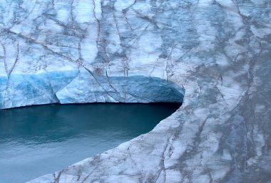 Kuzey Kutbu 'nun sert buzulları. Buzulun içindeki gölün bir parçası. Novaya Zemlya takımadaları, Kuzey Adası. Helikopterden görüntüle