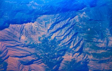 Himalayalar 'ın mahmuzları (Himalayalar' dan önce) 4 baharının ortasında. Kuş uçuşunun yüksekliğinden görüntüle