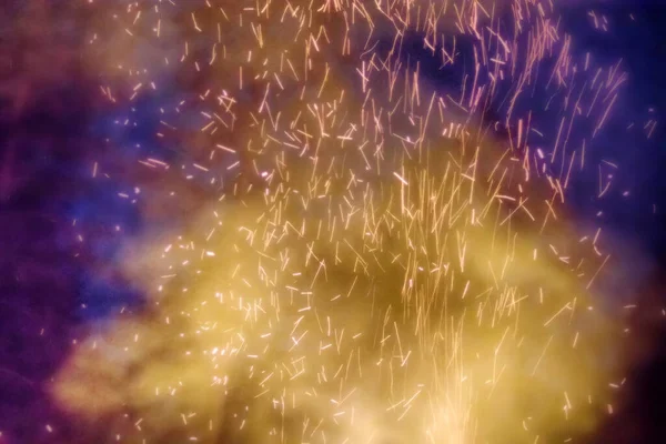 火的元素 巨大的夜间火在假日 夜间火 舞动的火花 热罗曼蒂亚 琐罗亚斯德主义 火花的漩涡 火花的阵阵 火花的光芒 向上飞去 — 图库照片