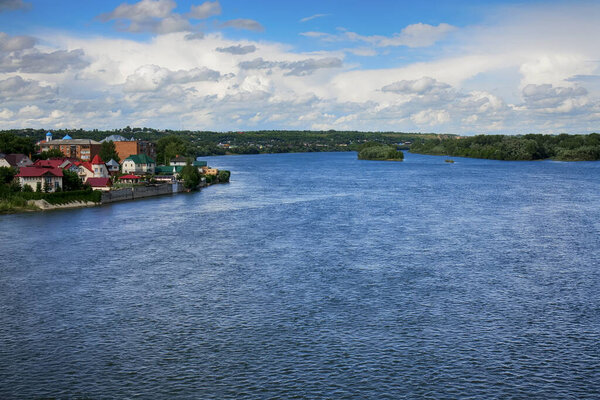 широкая русская река в Азии в теплое лето. красивая река, приятные облака и позитивный ландшафт