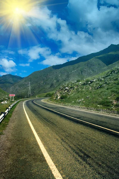 Carretera Montaña Hermosa Verano Con Cielo Despejado Soleado —  Fotos de Stock