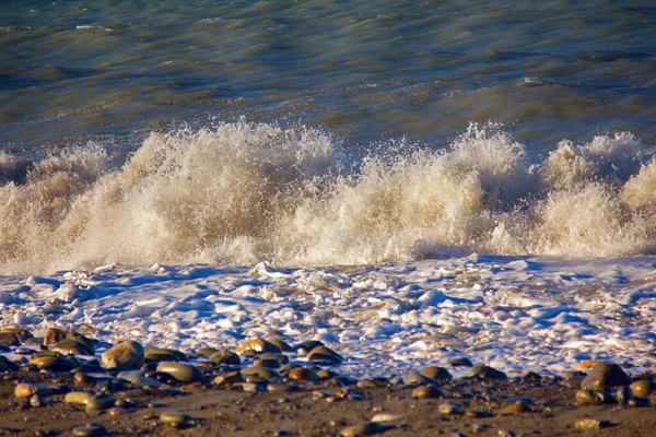 Strand Aus Bunten Runden Kieselsteinen Und Das Platschen Salziger Wellen — Stockfoto