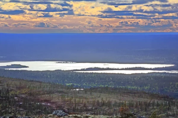 Полярный Вид Большими Холмами Озером — стоковое фото