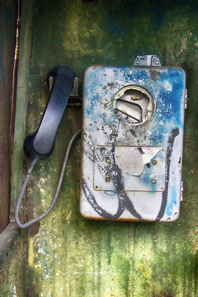 Παλιό Σπασμένο Τηλέφωνο Στον Τηλεφωνικό Θάλαμο Τηλεφωνικών Θαλάμων Τηλεφωνικών Θαλάμων — Φωτογραφία Αρχείου