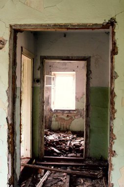 Pencere ışığı olan eski bir evin kalıntıları. Yıkıma ihtiyacı olan bina