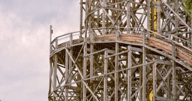 Dayanıklı metal. Profilli metal ve boruların kemerli dizaynı. Lunaparklarda atlıkarınca ve lunapark yapımında kullanılan metaller, metal yapılar, yapısal çelik, golf sopaları, bölüm...