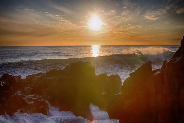 Ondas Oceánicas Rocas Atardecer Atractivo Final Soleado Del Día — Foto de Stock