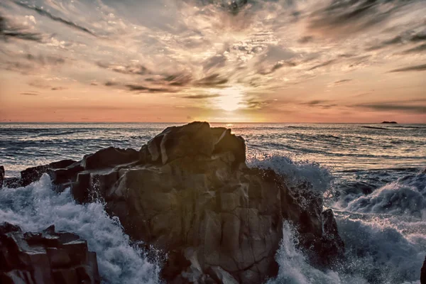 Σούπερ Φωτεινή Καταιγίδα Στο Ηλιοβασίλεμα Παρείχε Αιχμηρά Βράχια Του Ωκεανού — Φωτογραφία Αρχείου