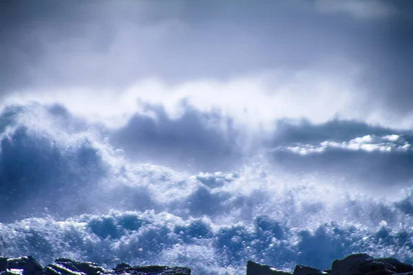 Uma Tempestade Impressionante Costa Pacífico Vento Sopra Spray Crista Onda — Fotografia de Stock