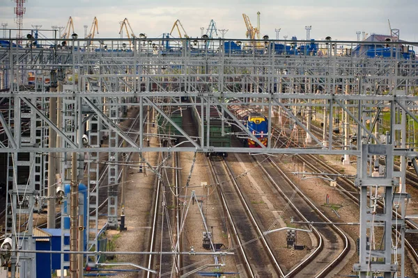 Elektrifieringsjärnväg Metallkonstruktioner För Elnät Vid Järnvägsstationen Nära Havshamnen Industridistriktet — Stockfoto