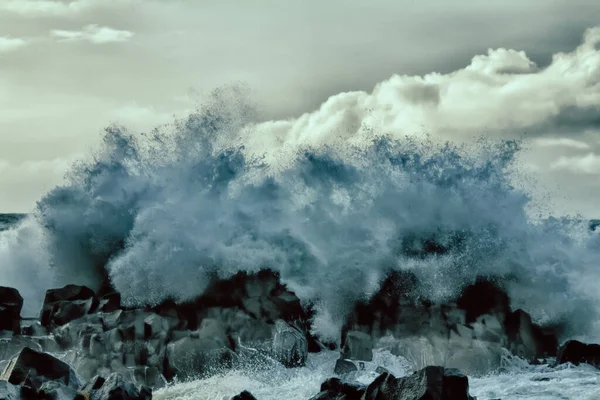 Turbulente Wellen Des Pazifischen Ozeans Und Zerklüftete Schönheit Der Basaltgesteine — Stockfoto