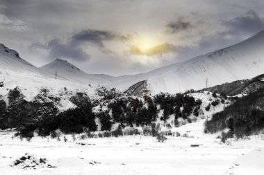 Kazbegi dağlarının dağlık bölgesindeki kış karı kapladı. Kış sporları için harika bir yer.
