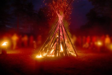 Geceleri büyük bir yangın ve etraftaki genç insanlar. Pagan Walpurgis festivali: şenlik ateşi, çılgınca dans etmek, iblisler, cadılar. Halk festivali, popüler tatil. Alman efsaneleri, St. Walburgas, Satanizm, Şeytan
