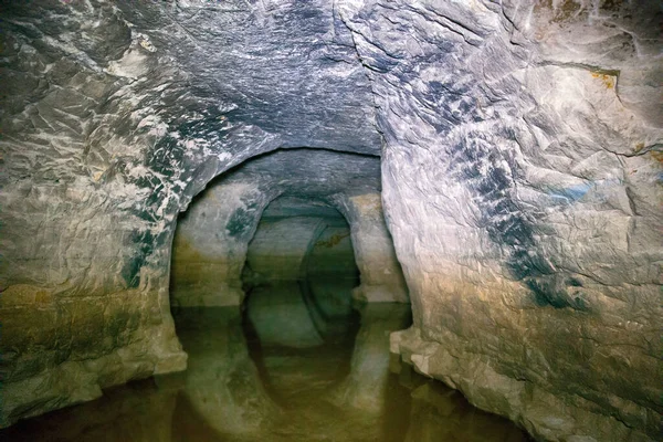 Częściowo Zalane Podziemne Jaskinie Katakumb Podróż Pod Ziemią Przez Tunele — Zdjęcie stockowe