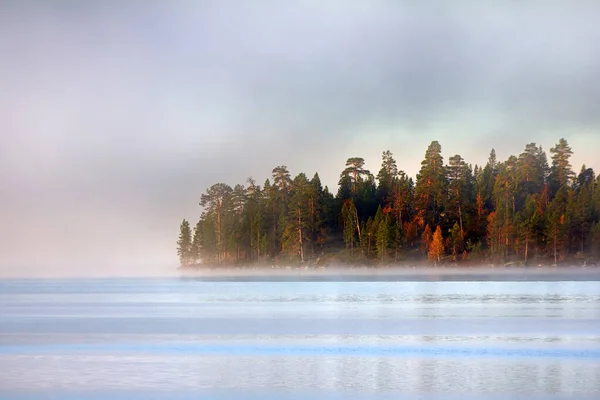Lindas Paisagens Norte Lapónia Outono Água Esfria Forma Nevoeiro Far — Fotografia de Stock