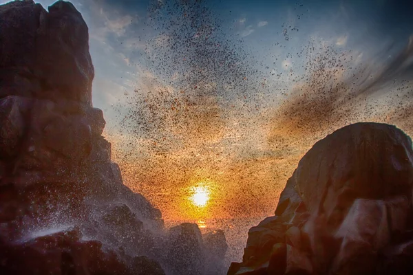 Tormenta Súper Brillante Atardecer Proporcionó Rocas Afiladas Del Océano Agua —  Fotos de Stock