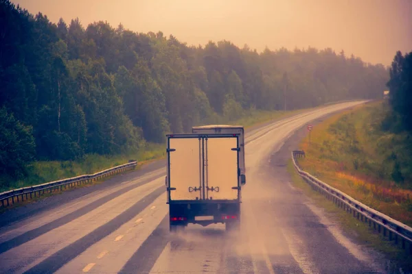Ciężarówka Autostradzie Dostawy Towarów Złych Warunkach Pogodowych Ruch Mokrej Złej — Zdjęcie stockowe