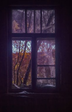 Cam kırılması, tehlike. Mavi cam yıkımlı büyük pencere