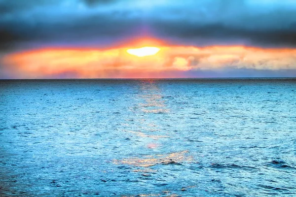 Contrastante Mutável Mar Norte Pôr Sol Perturbador Antes Tempestade — Fotografia de Stock