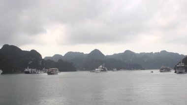 Cat Ba, Vietnam yakınlarındaki güzel kayalık adalar.