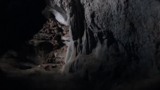 La cueva está bañada por arroyos — Vídeo de stock