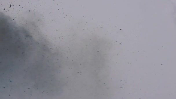 Černé saze a kouř usazuje na bílém panenském sněhu. — Stock video