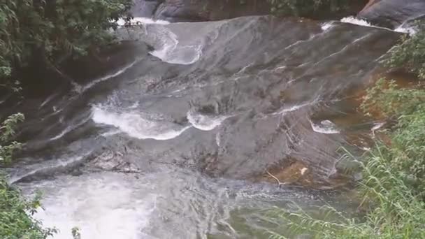 Una pequeña cascada de verano en las montañas — Vídeos de Stock