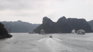 Cat Ba, Vietnam yakınlarındaki güzel kayalık adalar.