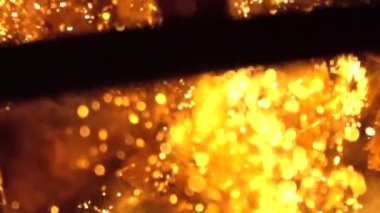 Alevler ve kıvılcımlarla kaplanmış fırın kömürleri