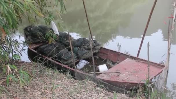 Металевий човен бідного рибалки — стокове відео