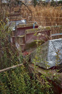 Eğlence parkı terk edilmiş ve insanlar tarafından terk edilmiş. Uzun otların arasında oyuncak arabalar.