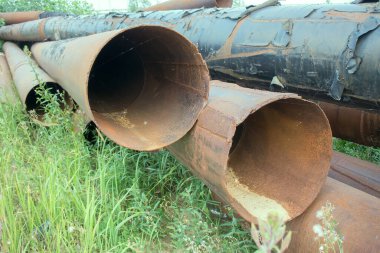 Kum üzerinde boru mühendisliği. Açık gökyüzünün altındaki büyük borular.