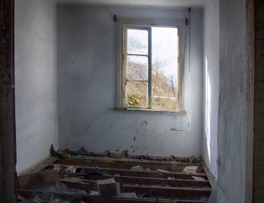 Çok eski, tehlikeli derecede dengesiz, yıkılan bir ev.